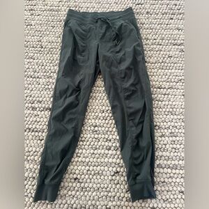Lululemon mid rise jogger dance studio
Size 8